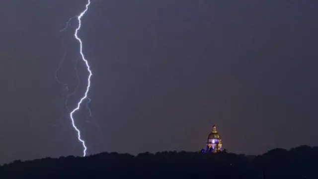 Блискавка осяяла меморіал Ashton Memorial у Ланкастері