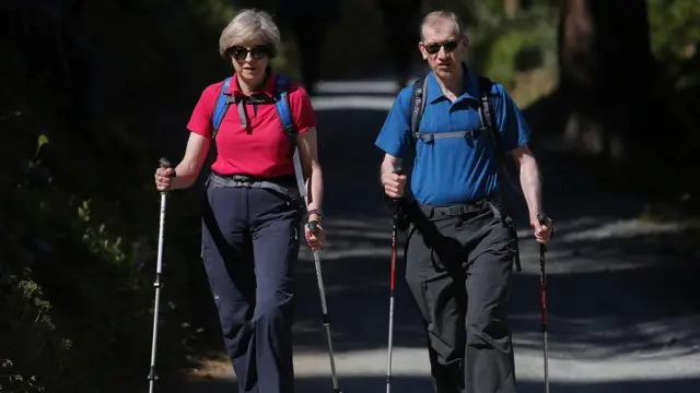 Тереза Мей на прогулянці зі своїм чоловіком