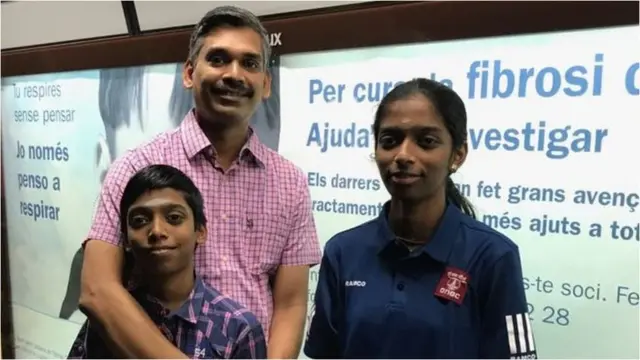 కోచ్ ఆర్బీ రమేశ్తో ప్రజ్ఞానంద, వైశాలి