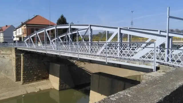 Most preko reke Brke koji bi prema mišljenju mladih iz Brčkog trebao da nosi ime Srđana Aleksića