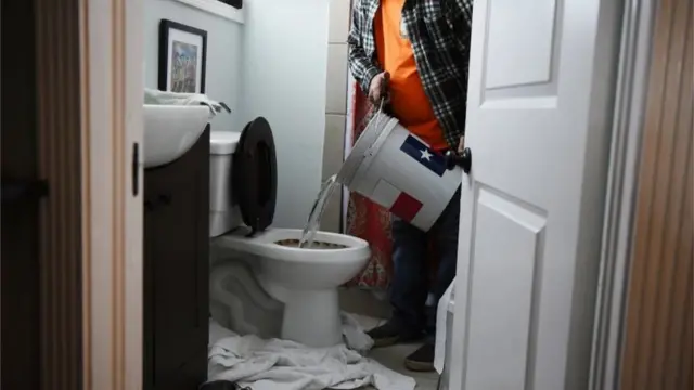 Klozete su döken adam