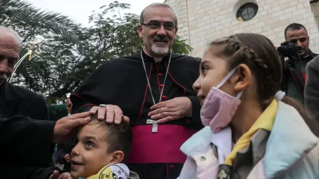 بطريرك القدس اللاتين بيارباتيستا بيتسابالا أثناء زيارة مدينة غزة الأسبوع الماضي