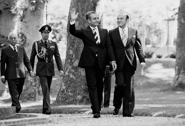 الشاه يتمشى في حديقة قصره في طهران