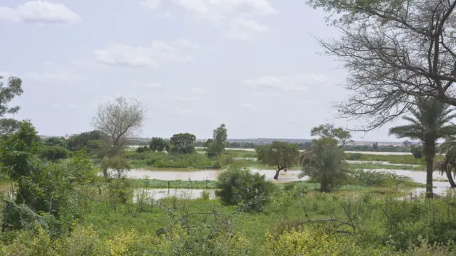 Ce pays aux trois quarts désertique est régulièrement confronté à des crises alimentaires en raison de la sécheresse, et à de fortes inondations liées aux changements climatiques.