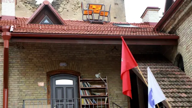 Кофейный столик на крыше? Для Ужуписа это нормально