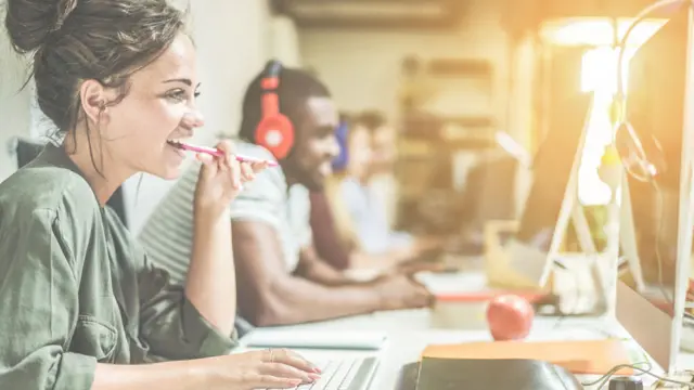 Oficinistas sonrientes