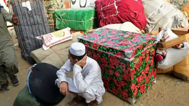 په افغانستان کې د طالبانو حکومت په ګډون نړیوالو ادارو او د بشري حقونو سازمانونو د کډوالو جبري ایستلو په هکله د پاکستان حکومت دغه پرېکړه وغندله.