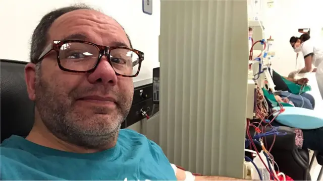 Javier Artigas en una sala de diálisis
