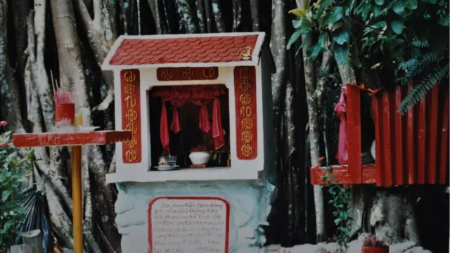 Miếu thờ hai cô gái tự tử chết ở tị nạn ở trại Galang, Indonesia