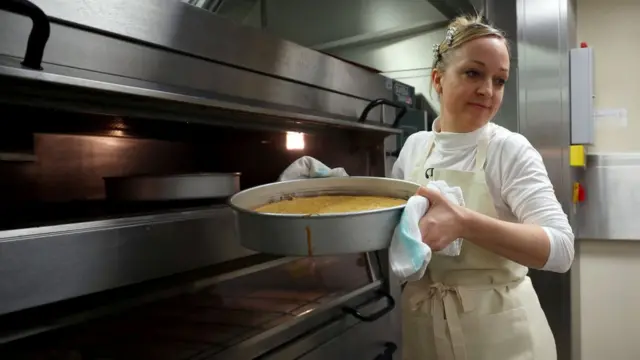 ક્લૅર ટાક અને તેમની ટીમ લગ્નપ્રસંગ માટે કેક બનાવશે.