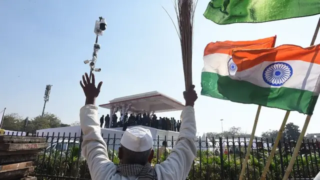 அரவிந்த் கேஜ்ரிவால்: இன்னும் சற்று நேரத்தில் டெல்லி முதல்வராக பதவி ஏற்கிறார்