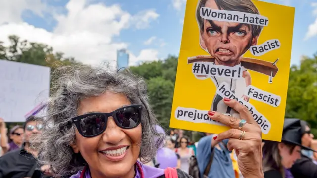 Mujer manifestante de "#EleNão"