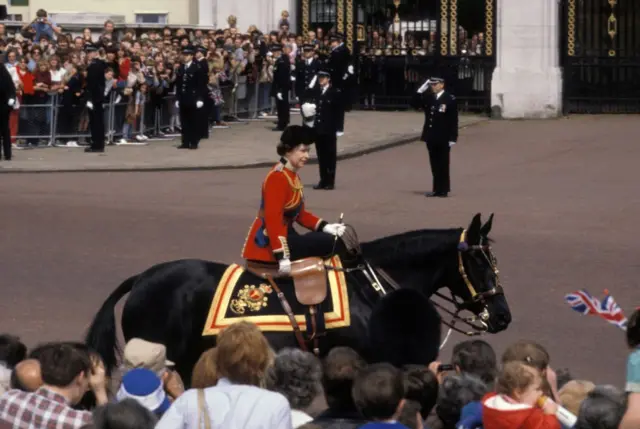 Королева перед початком церемонії Trooping the colour виїжджає з палацу 1981 року