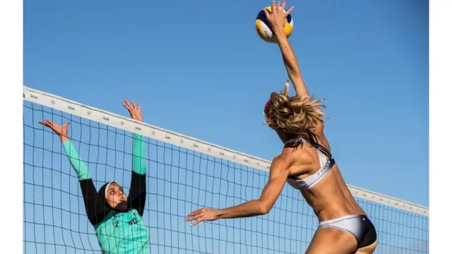 تشتهر بعض الرياضات بالفعل بملابسها القليلة