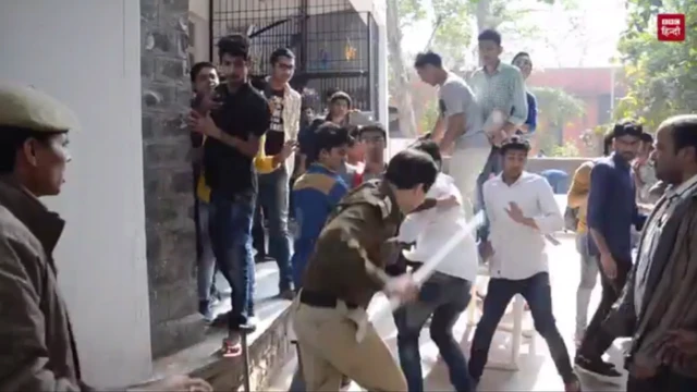 डीयू में पुलिस छात्रों को मारते हुए