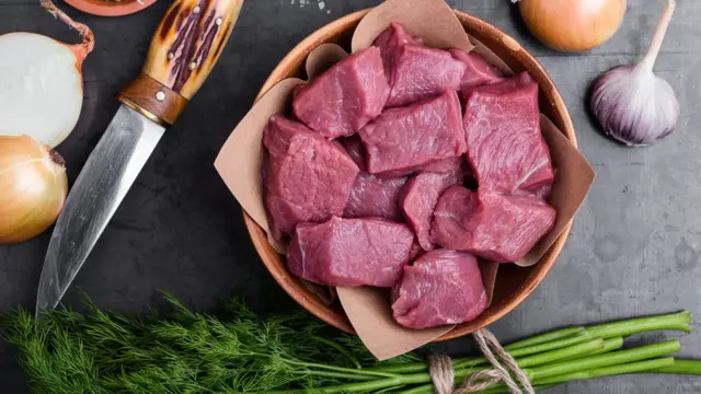 Порезанное мясо с ножом