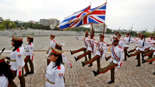 حرس الشرف في استقبال تشارلز وكاميلا في هافانا