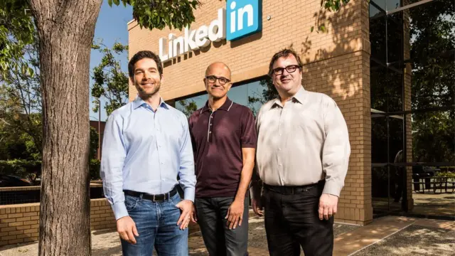El director ejecutivo de LinkedIn, Jeff Weiner; el jefe de Microsoft, Satya Nadella; y el presidente de LinkedIn, Reid Hoffman.