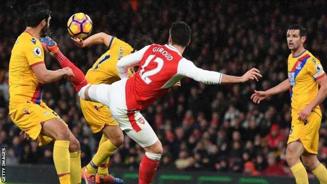 Olivier Giroud wa Arsenal yatangiye umwaka wa 2017 ku gitego cy'agatangaza yatsinze Crystal Palace