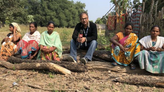 आदिवासी महिलाओं के साथ बीबीसी संवाददाता सलमान रावी