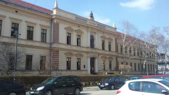 Današnja OŠ Ljuba Nešić, nekada gimnazija. Gimnazija je 1959. preseljena na mesto gde je sada, a u njenu zgradu je useljena OŠ Ljuba Nešić