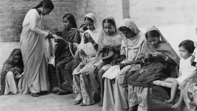1955లో ఇండియన్ ఆర్మీ చైల్డ్ వెల్ఫేర్ సెంటర్‌లో కుట్టుపని నేర్చుకుంటున్న మహిళలు