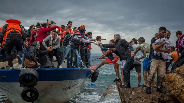 Мигранты высаживаются в Греции