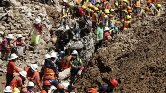 နစ်မြှပ်ပျောက်ဆုံးသူတွေကို ရှာဖွေကယ်ဆယ်နေစဉ်