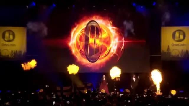 Dr Ruja monte sur scène à Wembley sur la chanson "Cette fille est en feu"