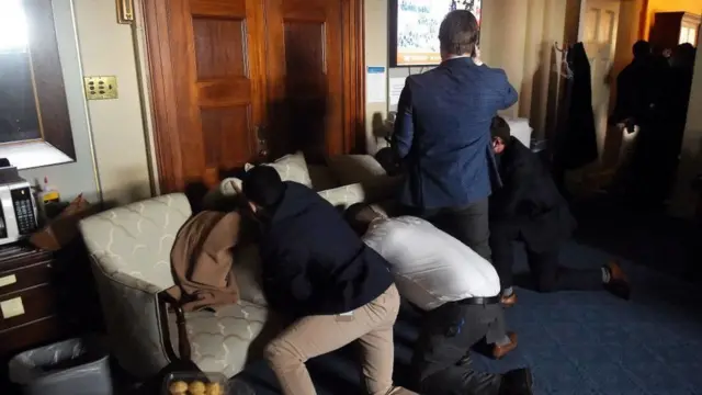 Les membres du Congrès et le personnel du Capitole se sont réfugiés dans leurs bureaux et ont improvisé des barricades pour se protéger pendant l'assaut.