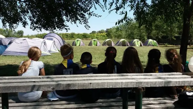 Izviđački program je cikličan i teži vršnjačkoj educkaciji gde se drugovi međusobno pomažu i objašnjavaju onima koji nisu razumeli