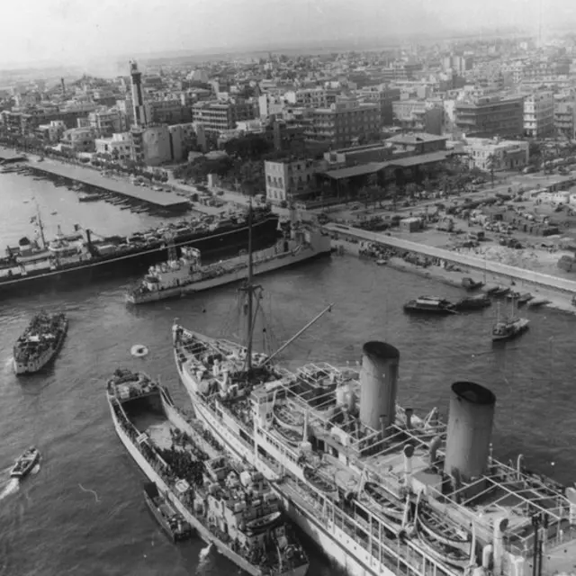 Buques británicos en la entrada del Canal de Suez.