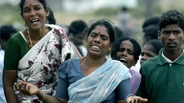 రోధిస్తున్న మహిళలు