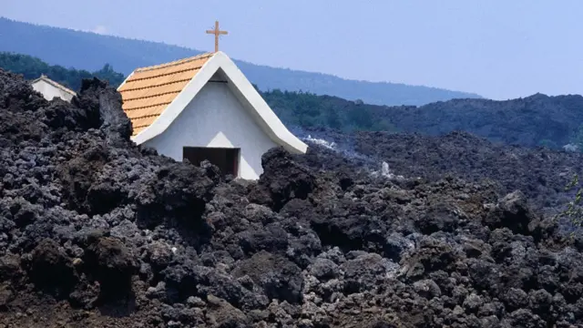 На протяжении истории Этна не давала и по сей день не дает сицилийцам забыть о себе. На старой гравюре XIX века изображены жители Николози, возвращающиеся в родную деревню после извержения вулкана