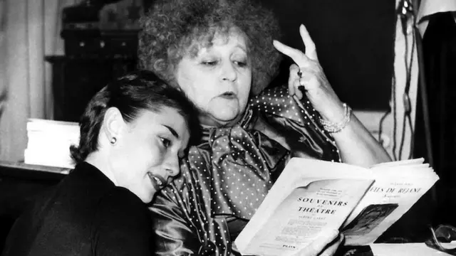 Дело по ком је најпознатија на простору енглеског говорног подручја јесте "Ђиђи" (1944), на основу ког је настао чувени мјузикл са Одри Хепберн, а 1958. снимљен је и филм