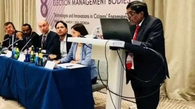 পুরোনো একটি ছবিতে নির্বাচন কমিশনের এক অনুষ্ঠানে বক্তব্য রাখছেন নির্বাচন কমিশনার মাহবুব তালুকদার।