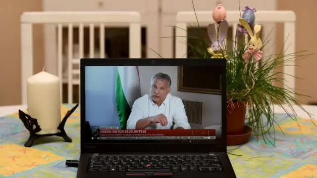 ویکتور اوربان، نخست وزیر مجارستان از دفترش با رسانه‌ها صحبت می‌کند