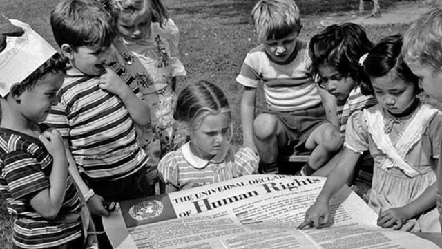 Crianças lendo Declaração Universal dos Direitos Humanos, pouco após sua adoção
