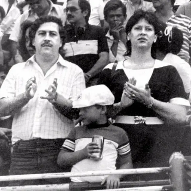 Pablo Escobar con su esposa e hijo