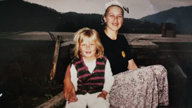 Селма Јахић са мајком 1993. године у Сребреници