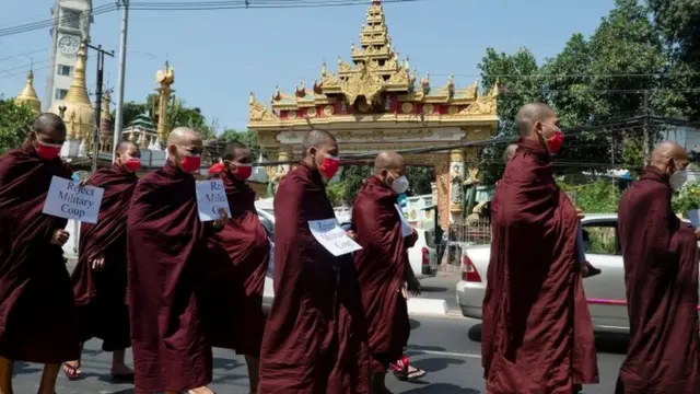 Para biku ikut protes di Yangon, dengan membawa tulisan, tolak kudeta militer.
