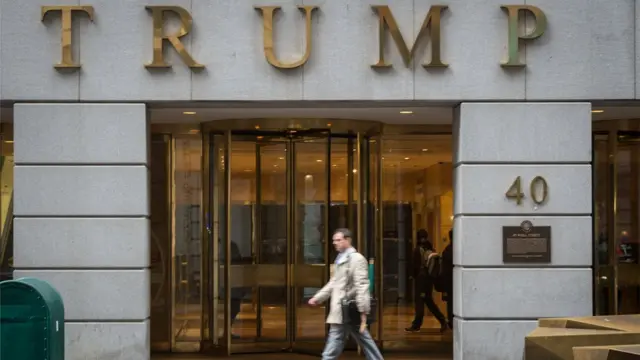Torre de Trump, con su nombre sobre la puerta.