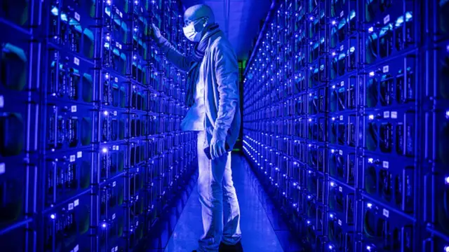 Un employé portant un masque de protection inspecte les plates-formes de conception de Bitcoin.