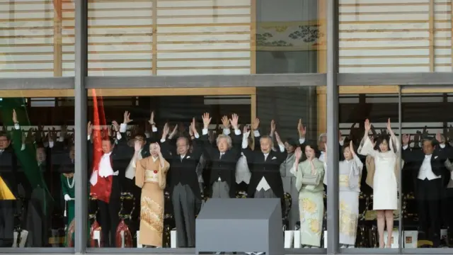 Dignatarios y representantes del gobierno japonés levantan las manos
