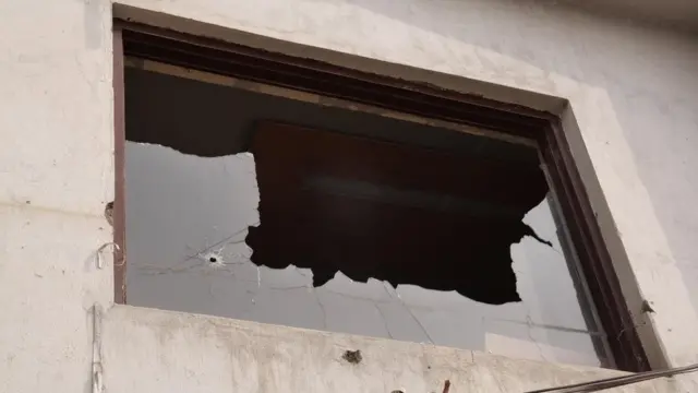 एनकाउंटर की जगह पर टूटी खिड़की