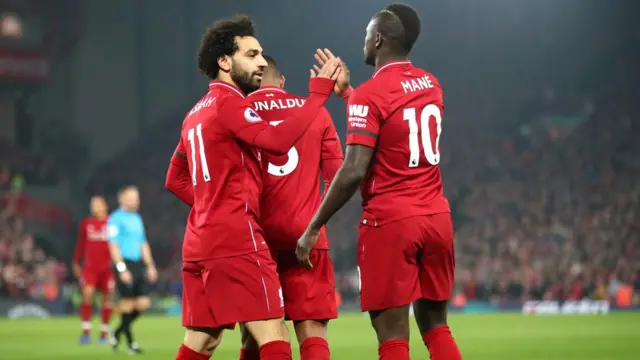 ماني ، على اليمين، يرى أن النجم الحقيقي فريق ليفربول كله.