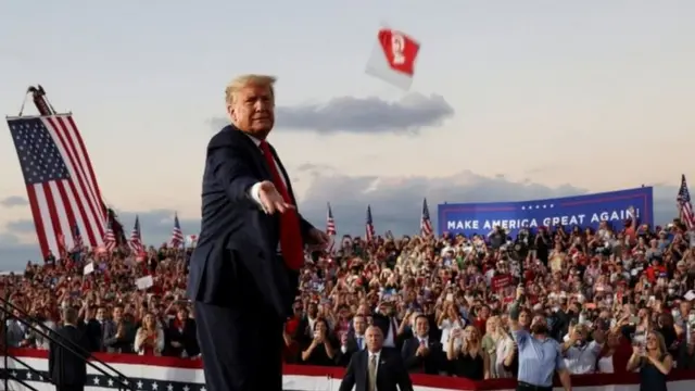 Perezida Trump yajugunyiye udupfukamunwa imbaga y'abamukurikiye - bacye muri bo ni bo bari bambaye agapfukamunwa