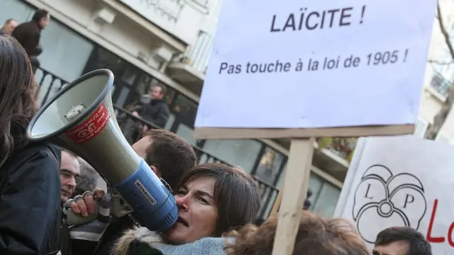 Personas manifestando en defensa de la laicidad en Francia.