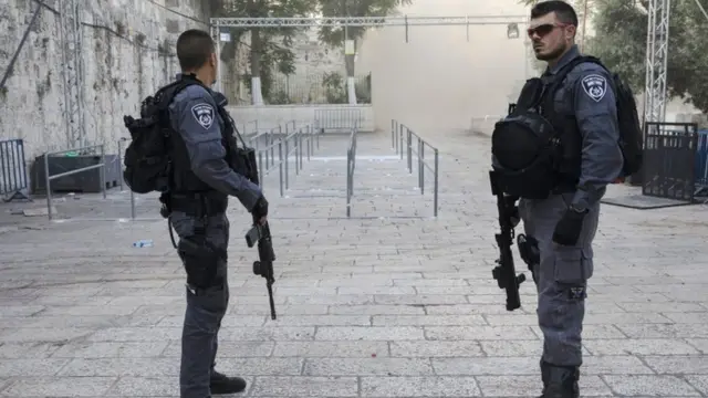 اثنان من أفراد الشرطة الإسرائيلية المنتشرين في منطقة المدخل إلى الحرم الشريف.