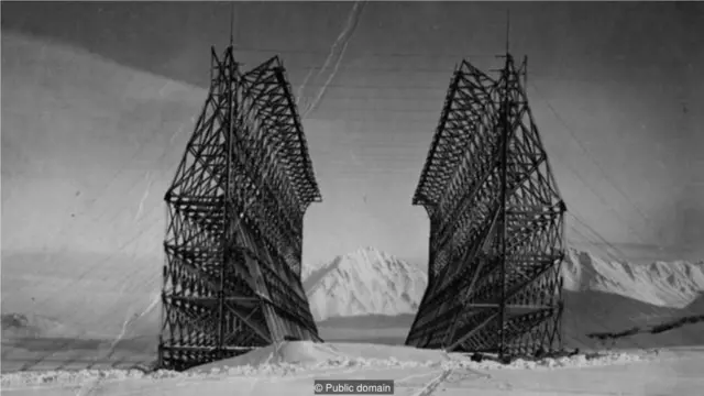 机库利用巧妙的方式建起了30米高的木墙。